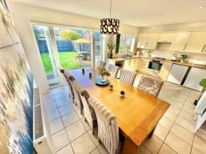 Large Four Bedroom - With Hot Tub and Parking - Sleeps 8